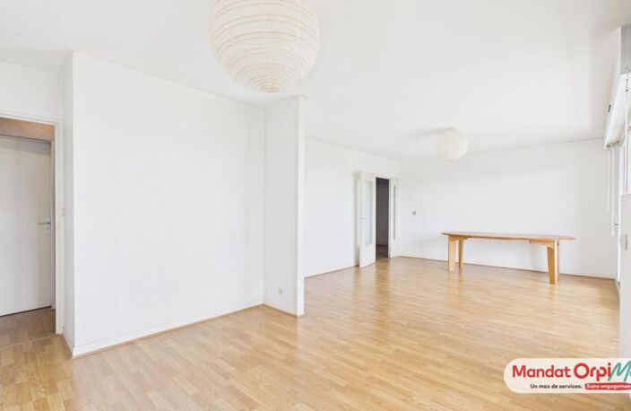 REIMS Saint-Rémi : Appartement T4 avec beaux volumes, 2 chambres. Grand Balcon + Place de stationnement — photo 4