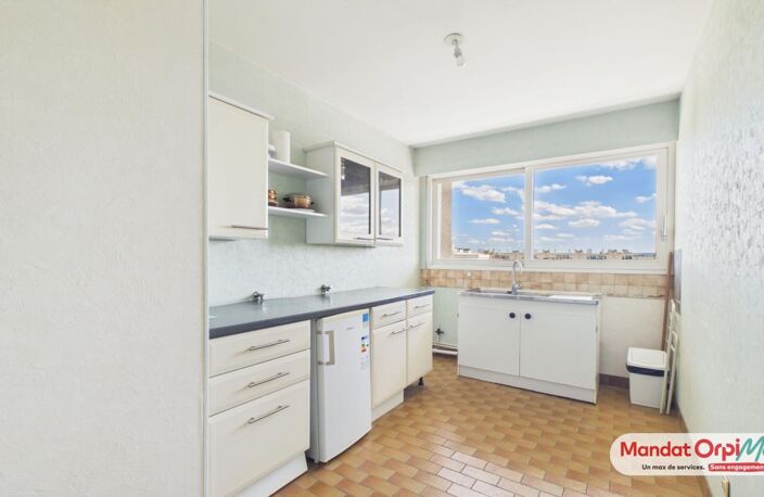 REIMS Saint-Rémi : Appartement T4 avec beaux volumes, 2 chambres. Grand Balcon + Place de stationnement — photo 5
