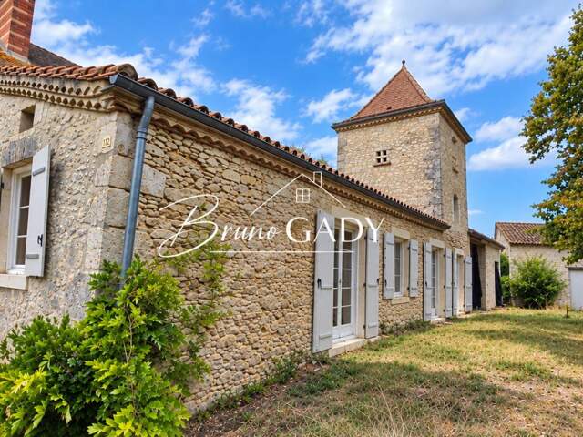 Ensemble immobilier en pierre de deux maisons à restaurer l'intérieur, sur parcelles d'environ 3 hectares — photo du bien