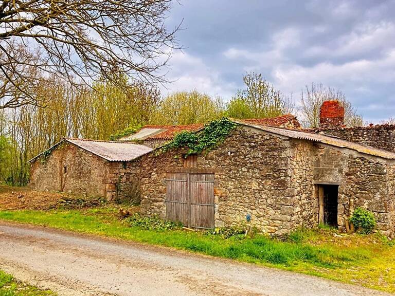 Ancienne grange et dépendances 180m2, sur terrain 2018m2 — photo 1