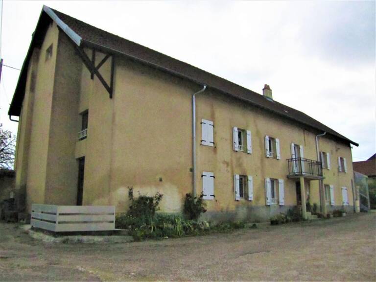 Immeuble de 430 m2 habitables composé de 4 appartements à Vesoul 70000  au prix de 197 900 Euros — photo 1