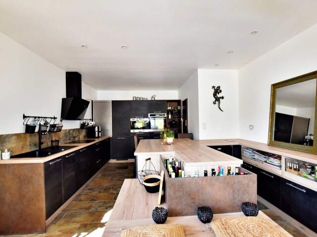 SOLLIES TOUCAS (83) - MAISON COUP DE COEUR DE 150 M² 6 PIECES - VUE IMPRENABLE - ATYPIQUE LUMINEUSE ET AU CALME — photo du bien