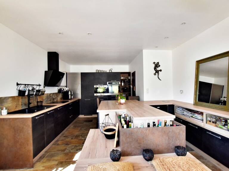 SOLLIES TOUCAS (83) - MAISON COUP DE COEUR DE 150 M² 6 PIECES - VUE IMPRENABLE - ATYPIQUE LUMINEUSE ET AU CALME — photo 1