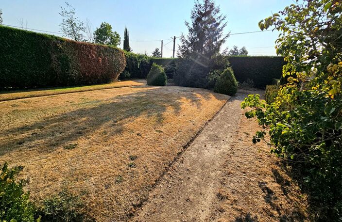 Exclusivité - Proche des Andelys - La Roquette secteur recherché - Maison de plain pied au calme de 76 m2  - 3 chambres - sur 968 m2 de terrain plat et arboré - avec un bâtiment comprenant 2 garages  - Prix :  196.000 — photo 2
