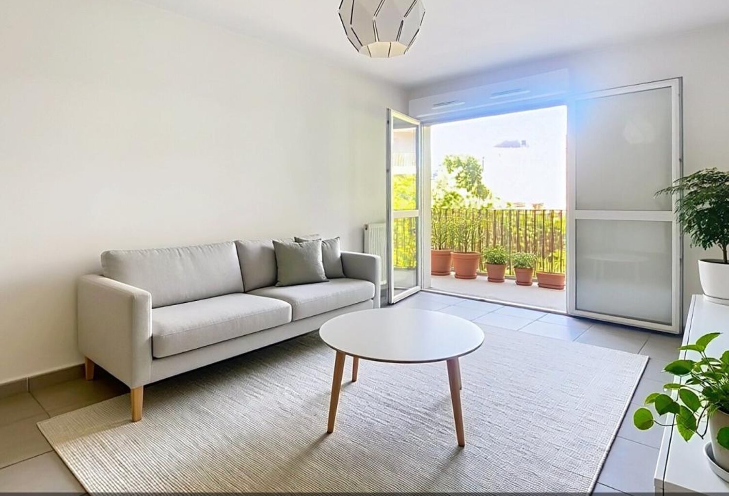 Bel appartement T3 avec grande loggia vue jardin — photo 1