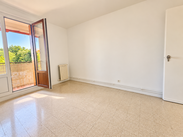 Aubagne Type 3 avec balcon et stationnement — photo du bien