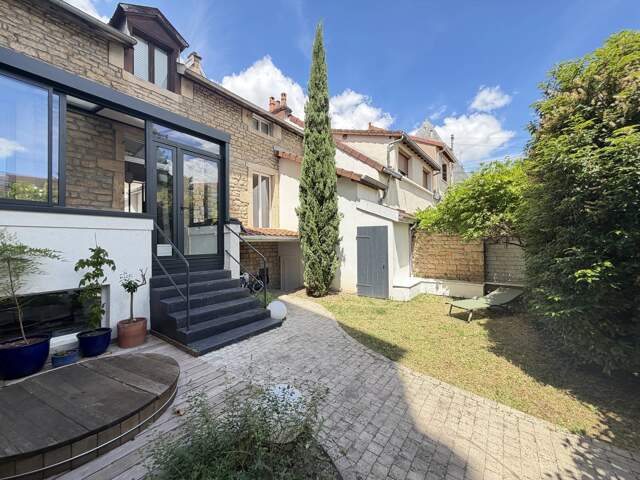 Maison rare centre-ville avec jardin patio, garage — photo du bien