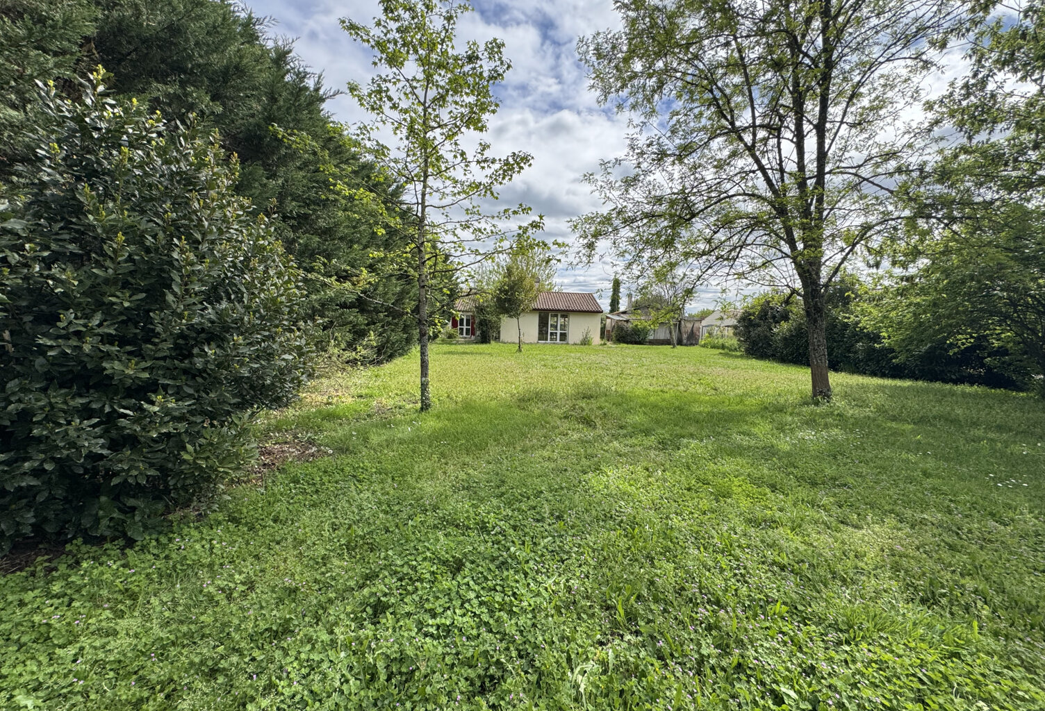 PAREMPUYRE - TERRAIN DE 574 M2 CONSTRUCTIBLE — photo 1