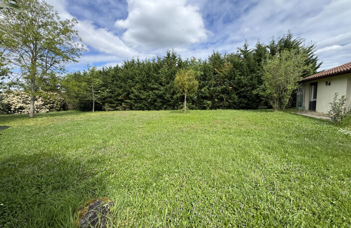 PAREMPUYRE - TERRAIN DE 574 M2 CONSTRUCTIBLE — photo 2