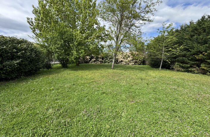PAREMPUYRE - TERRAIN DE 574 M2 CONSTRUCTIBLE — photo 3