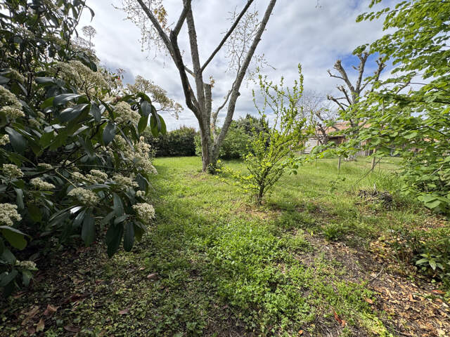 PAREMPUYRE - TERRAIN DE 692 M2 PROCHE DES COMMODITÉ — photo du bien