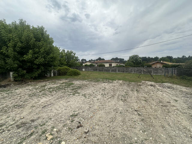 Terrain constructible 1044 m2 à Ayguemorte — photo du bien