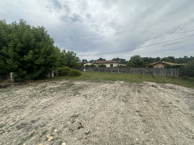 Terrain constructible 1044 m2 à Ayguemorte — photo 1