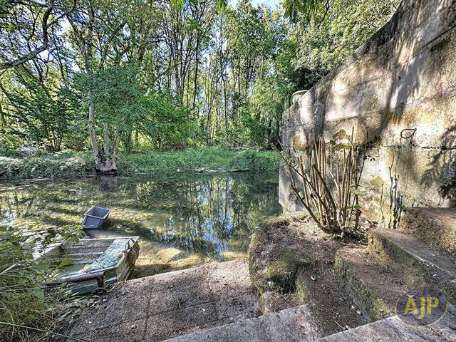 Maison de ville à terminer avec jardin et accès rivière — photo du bien