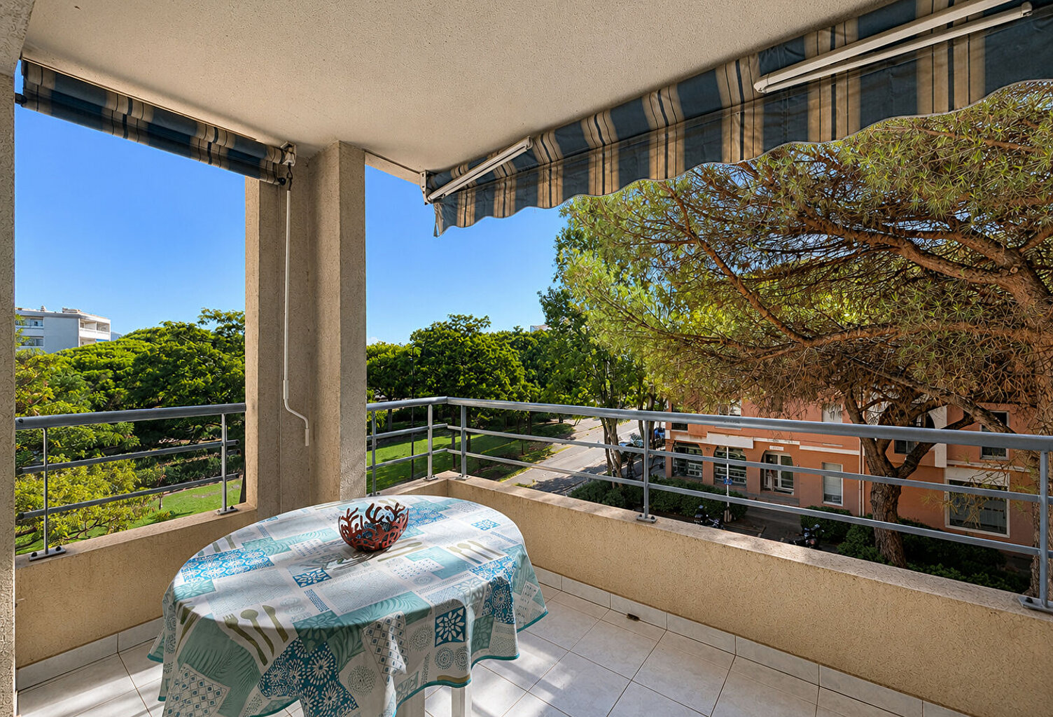 Port Fréjus - T2 en étage élevé avec belle terrasse et garage — photo 1