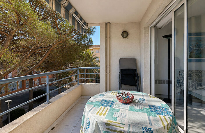 Port Fréjus - T2 en étage élevé avec belle terrasse et garage — photo 2