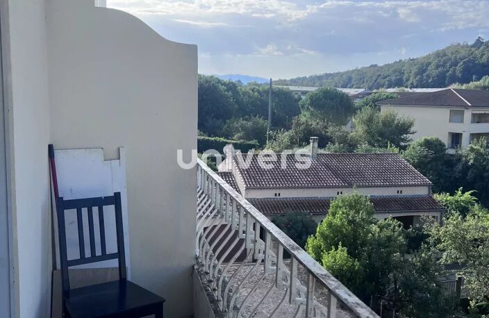 Appartement - T4  avec 2 balcons - GARAGE ET CAVE — photo 5