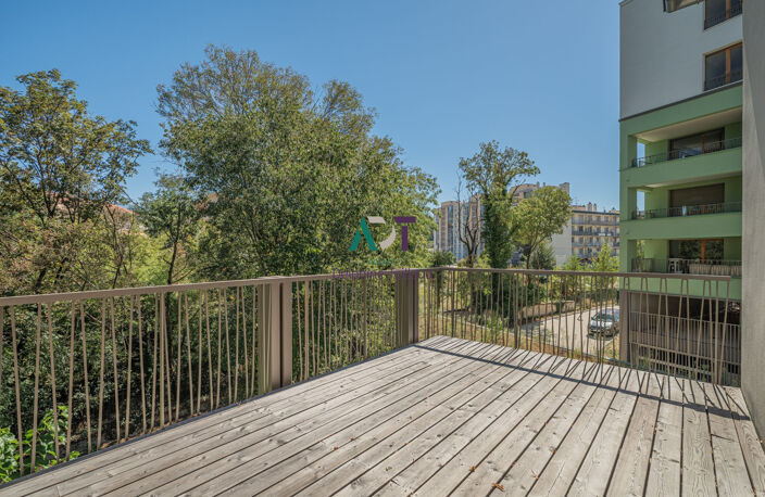 PT DE CLAIX T5 neuf au dernier étage d'une maison de Maître — photo 2
