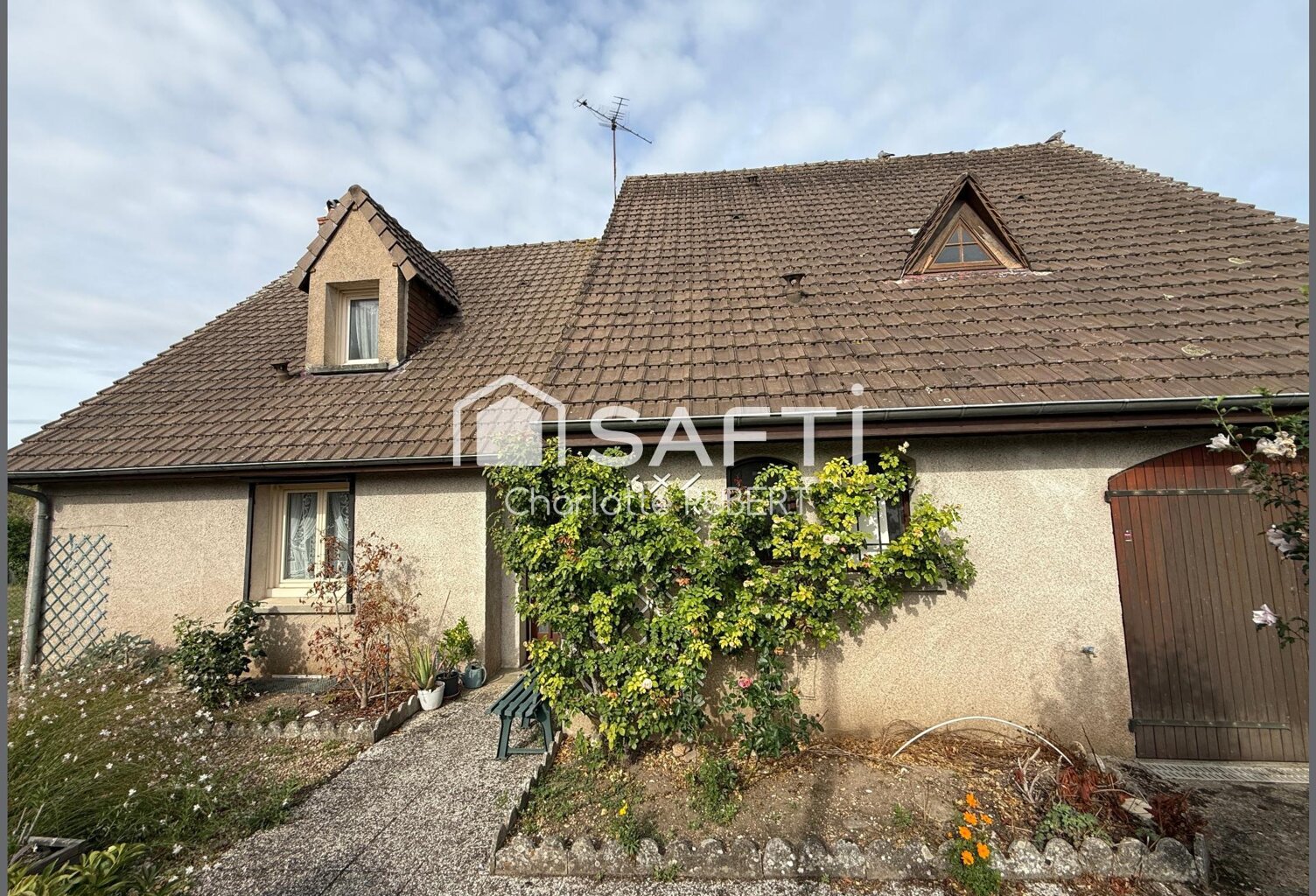 Idéalement située, en plein centre maison 4 chambres avec une vie de plain-pied — photo 1