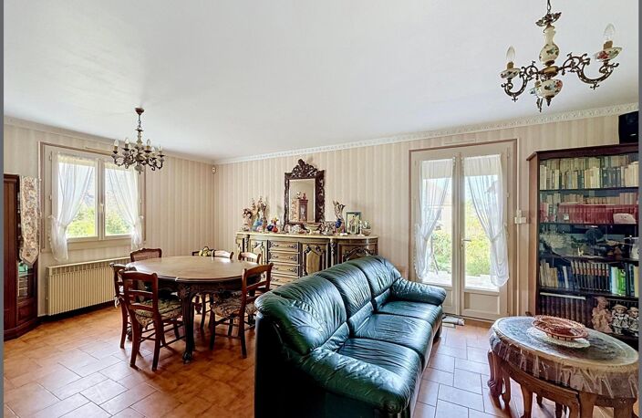 Idéalement située, en plein centre maison 4 chambres avec une vie de plain-pied — photo 2