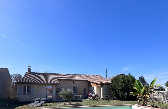 Longère de charme avec piscine et dépendances — photo 2