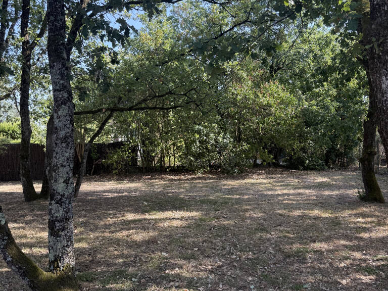 Terrain de 3000 m2 au calme dans un secteur recherché  ! — photo 1