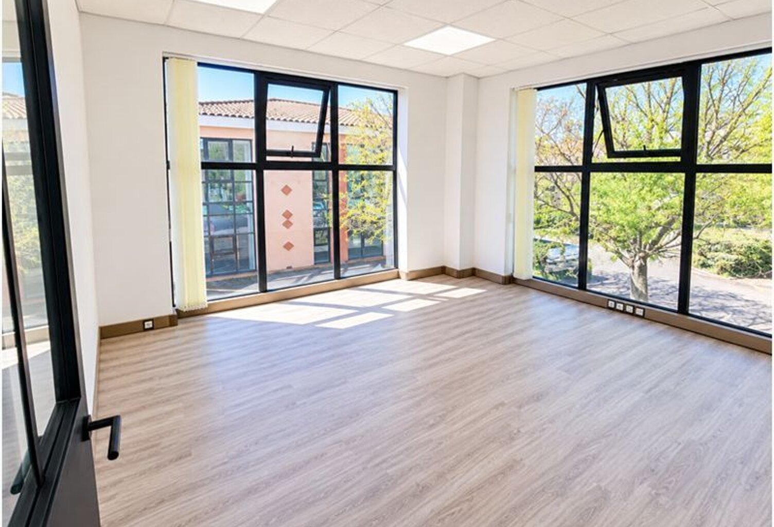 Local commercial — photo 1