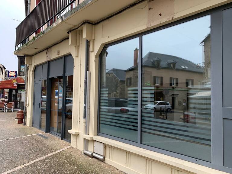 Local au coeur du centre-ville de Laissac — photo 1