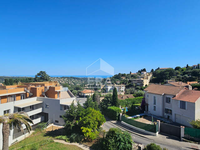 Appartement 2 pièces à vendre à Vence avec vue mer et montagne — photo du bien