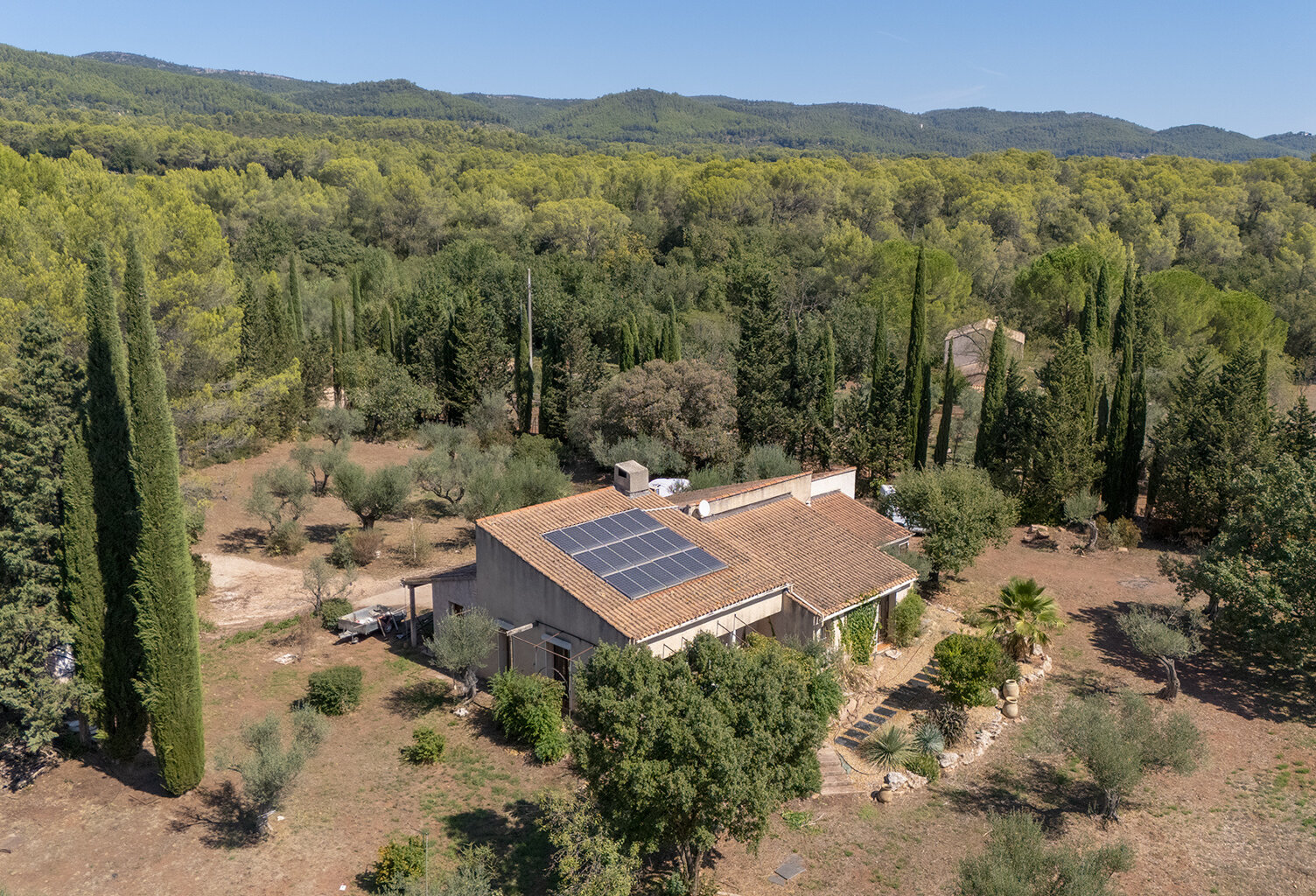 Villa T4 de plain-pied, 125m2 habitables sur 11 799m2 de terrain avec garage de 77m2. — photo 1