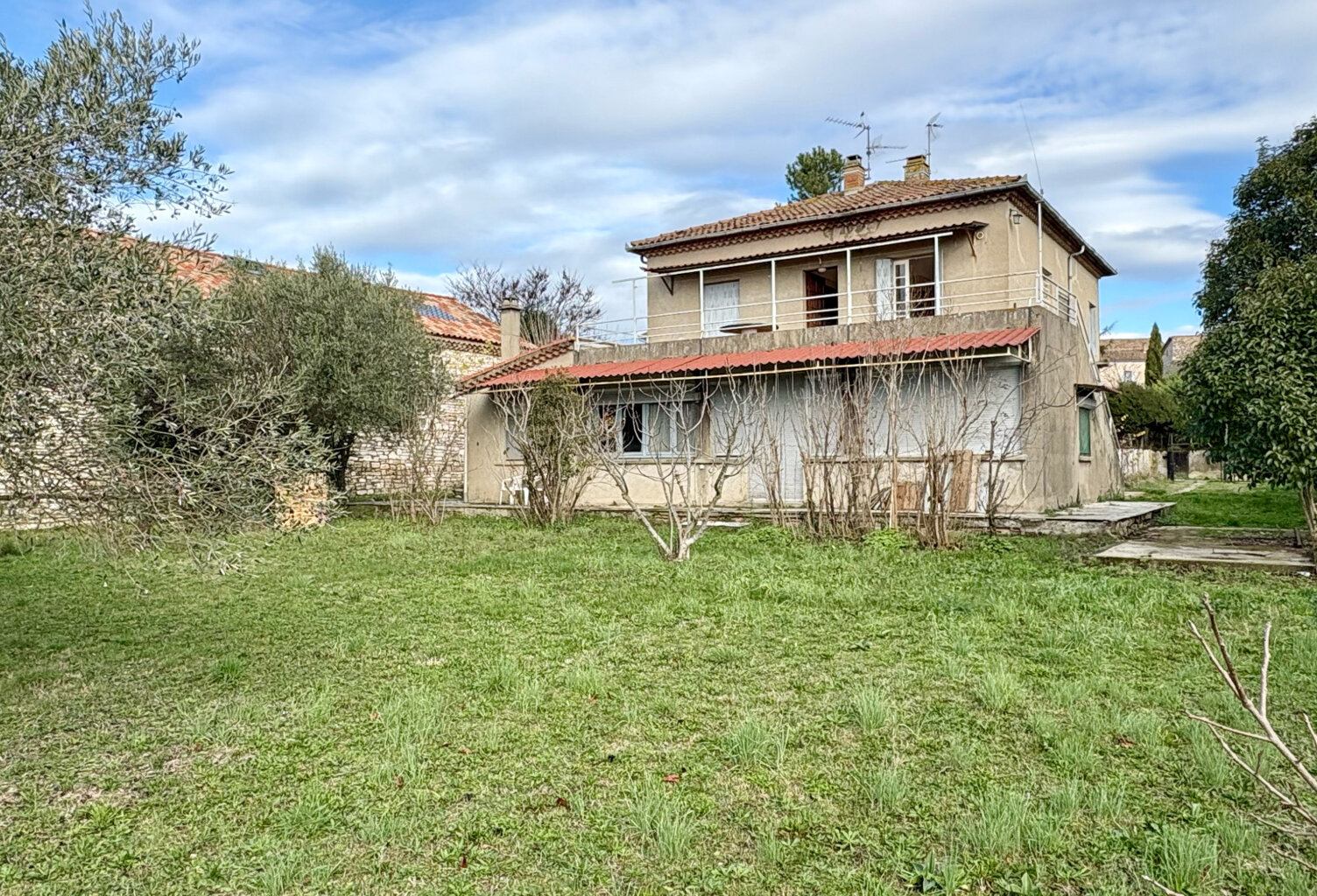 Maison divisée en 2 appartements indépendants+ terrain constructible — photo 1