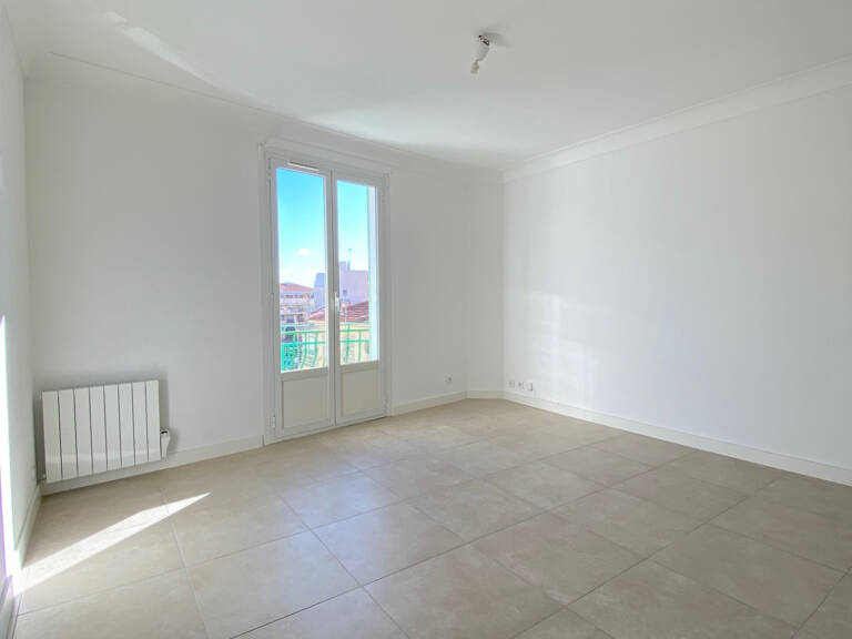 Saint Laurent du Var - 3 pièces vide entièrement rénové 67m2 2ème étage — photo 1