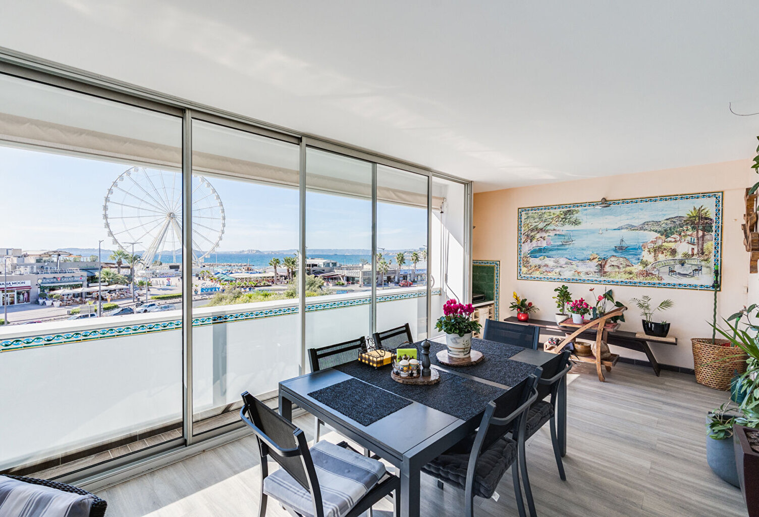 A vendre en exclusivité un appartement T4/T5 de 163 m2 avec vue mer, calanques, Notre Dame de la Garde et box/ secteur Bonneveine 13008 MARSEILLE — photo 1