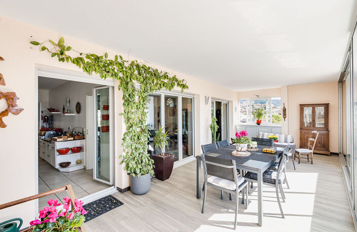 A vendre en exclusivité un appartement T4/T5 de 163 m2 avec vue mer, calanques, Notre Dame de la Garde et box/ secteur Bonneveine 13008 MARSEILLE — photo 2