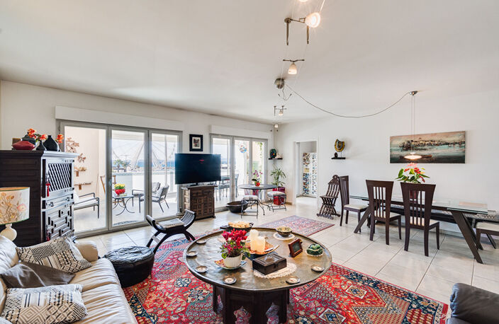A vendre en exclusivité un appartement T4/T5 de 163 m2 avec vue mer, calanques, Notre Dame de la Garde et box/ secteur Bonneveine 13008 MARSEILLE — photo 4