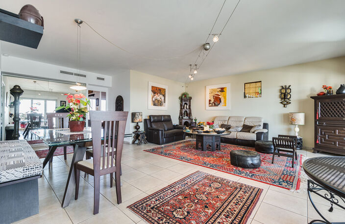 A vendre en exclusivité un appartement T4/T5 de 163 m2 avec vue mer, calanques, Notre Dame de la Garde et box/ secteur Bonneveine 13008 MARSEILLE — photo 5