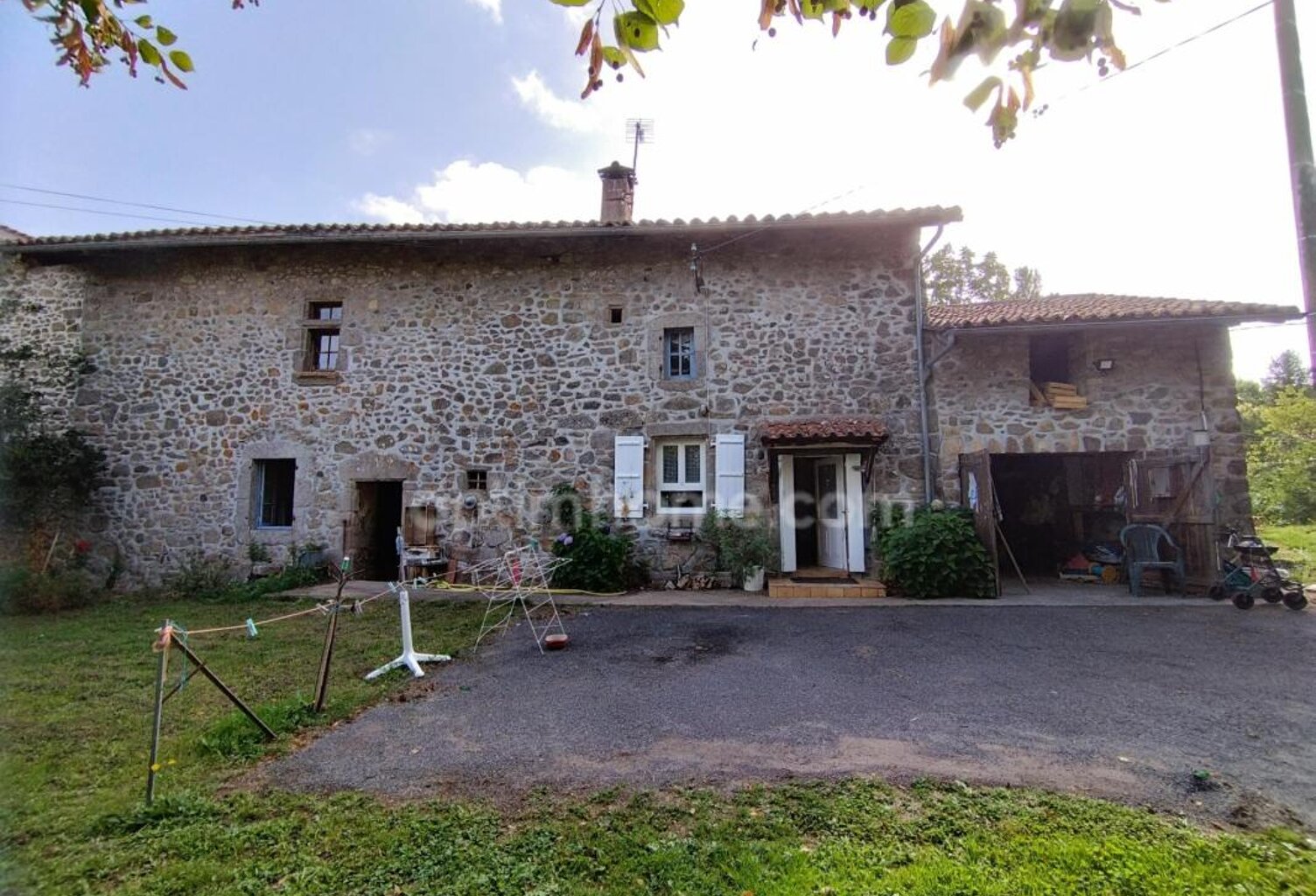 ROUSSINES 16310, maison avec garage, chai et grange, terrain 1985 m² — photo 1