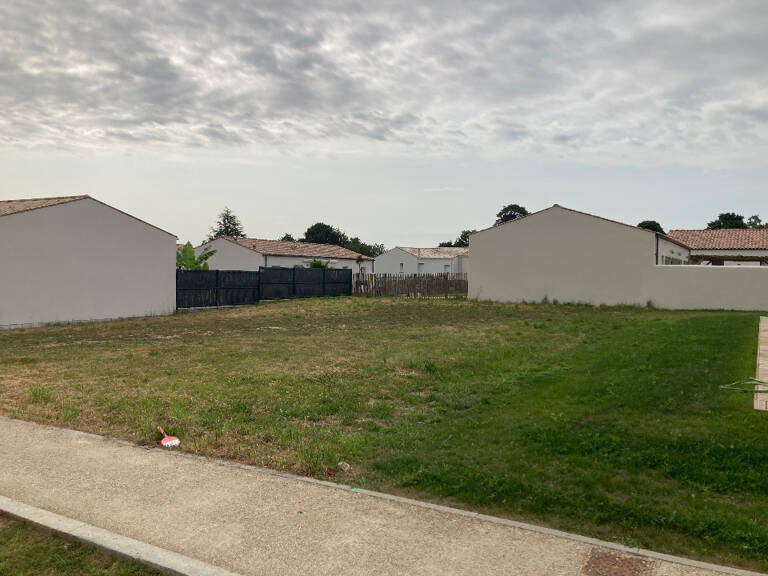 Terrain à bâtir à Saintes (17100) — photo 1