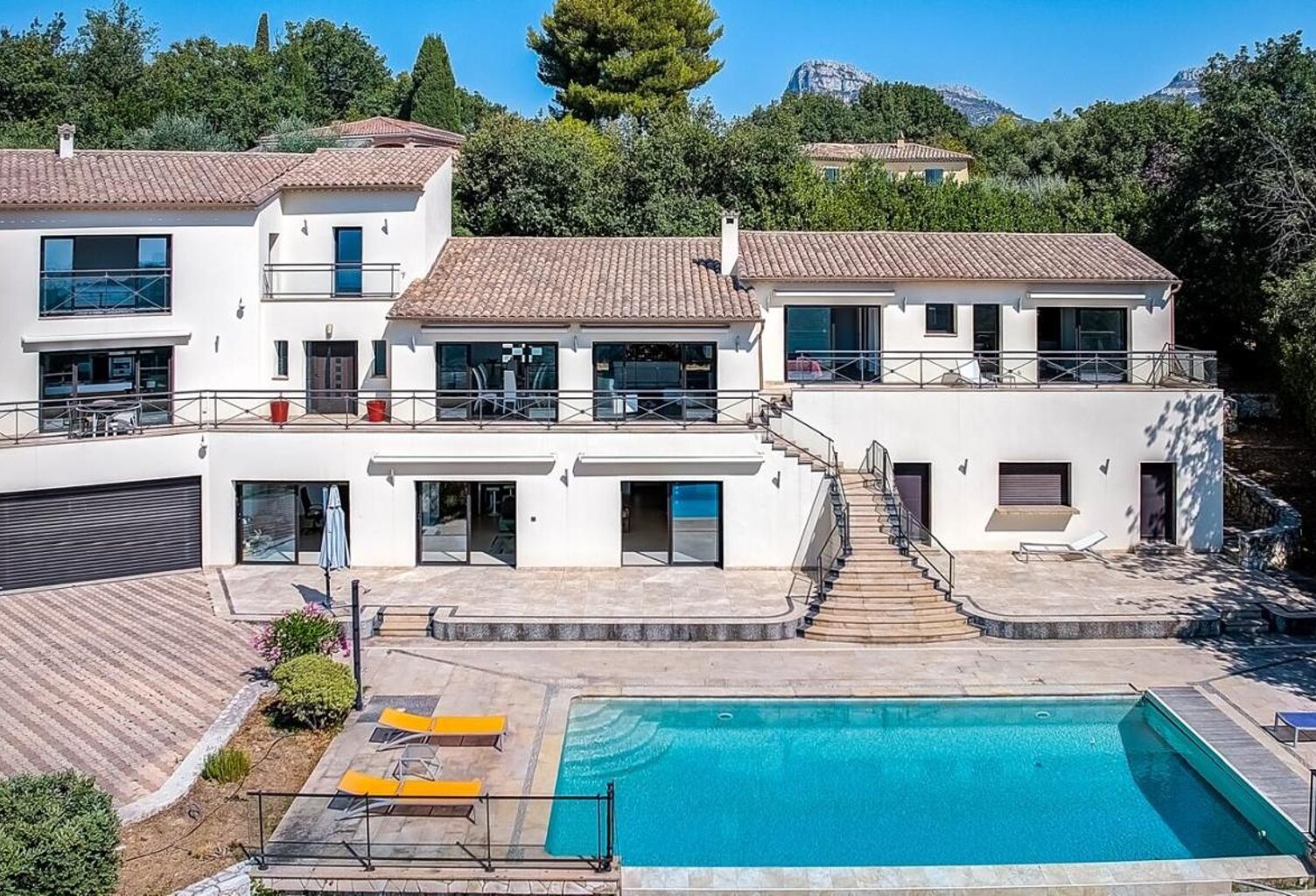 LA GAUDE – VILLA DE PRESTIGE • 326 M² • 2 400 M² DE TERRAIN • PISCINE À DÉBORDEMENT — photo 1