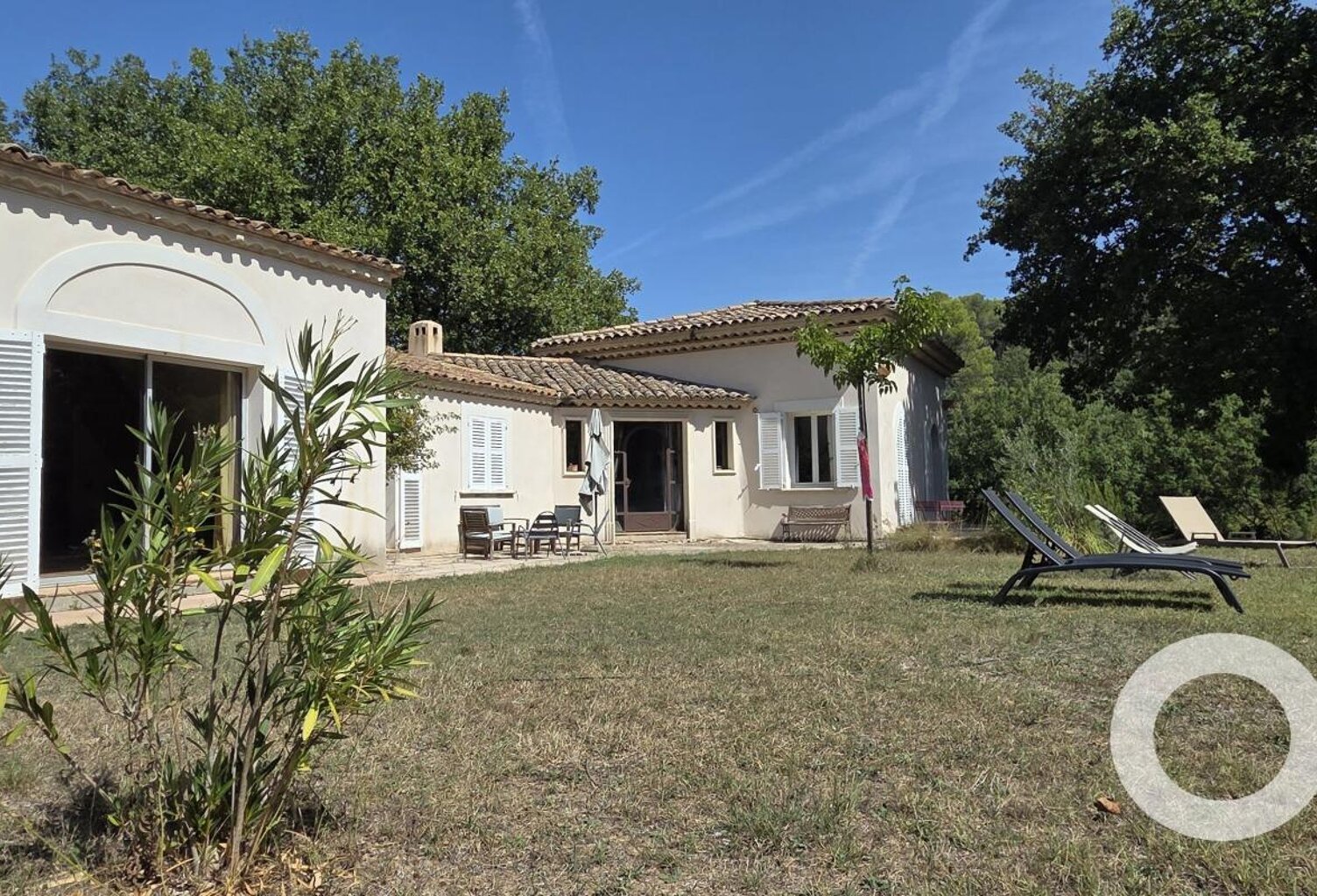 A vendre villa d'architecte T6/7 de 230 m², terrain plat de 6000 m² et garage et sous-sol de 100 m² à Peynier — photo 1