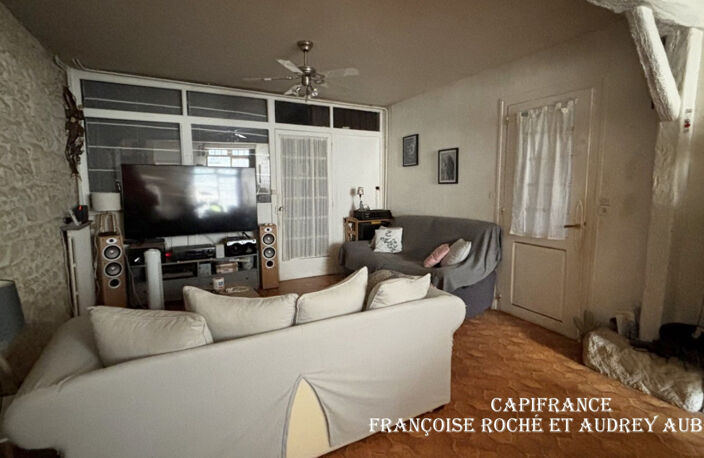Maison de caractère et de ville à rénover -  5 pièces - Au coeur de SAINT JEAN D'ANGELY (17) — photo 3