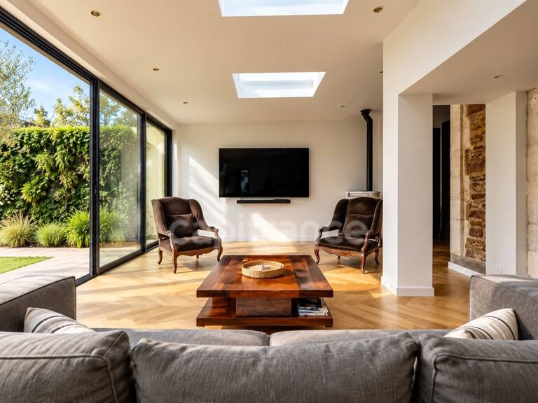 SUPERBE MAISON RÉNOVÉE DE 6 CHAMBRES AVEC GARAGE ! — photo 1