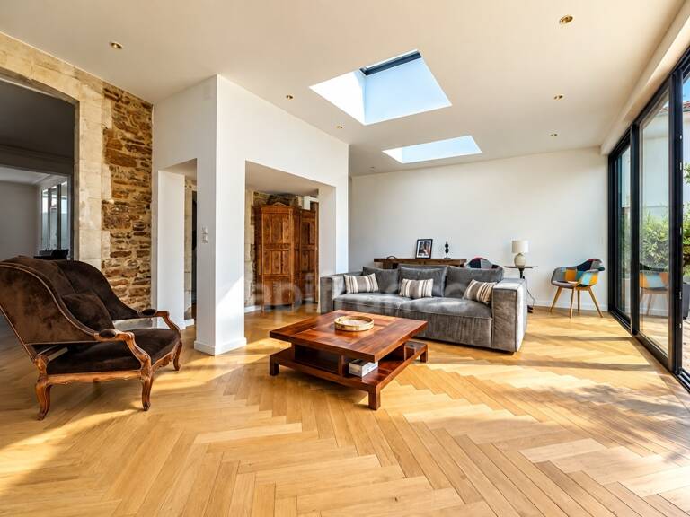 SUPERBE MAISON RÉNOVÉE DE 6 CHAMBRES AVEC GARAGE ! — photo 1