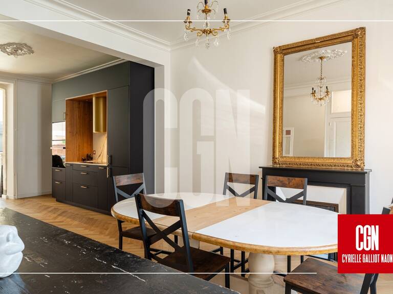 SUPERBE MAISON RÉNOVÉE DE 6 CHAMBRES AVEC GARAGE ! — photo 1