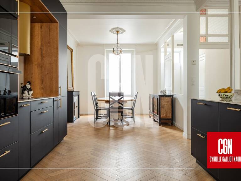 SUPERBE MAISON RÉNOVÉE DE 6 CHAMBRES AVEC GARAGE ! — photo 1