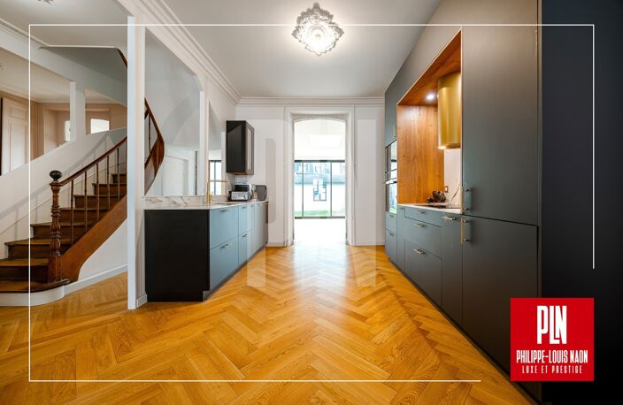 SUPERBE MAISON RÉNOVÉE DE 6 CHAMBRES AVEC GARAGE ! — photo 2