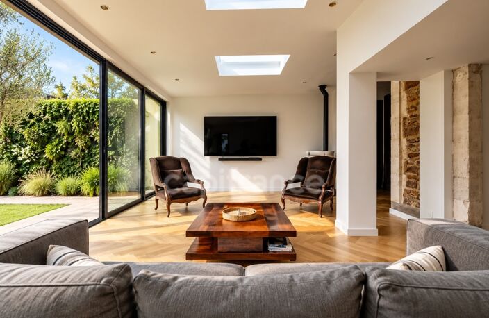SUPERBE MAISON RÉNOVÉE DE 6 CHAMBRES AVEC GARAGE ! — photo 4