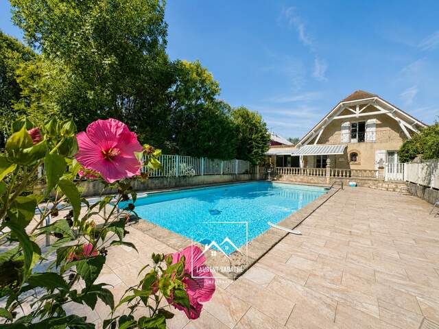PAU (64) –  À VENDRE - Maison familiale de 213 m² - 5 chambres, bureau et piscine — photo du bien