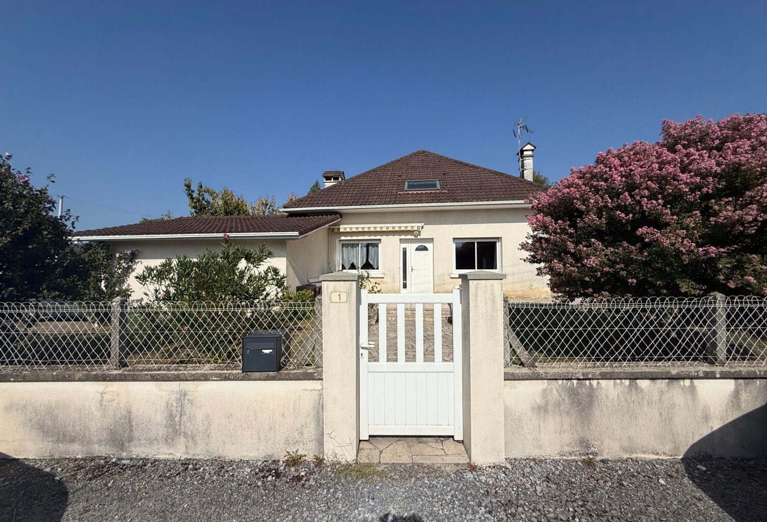 Villa sur 2 niveaux et terrain clos — photo 1