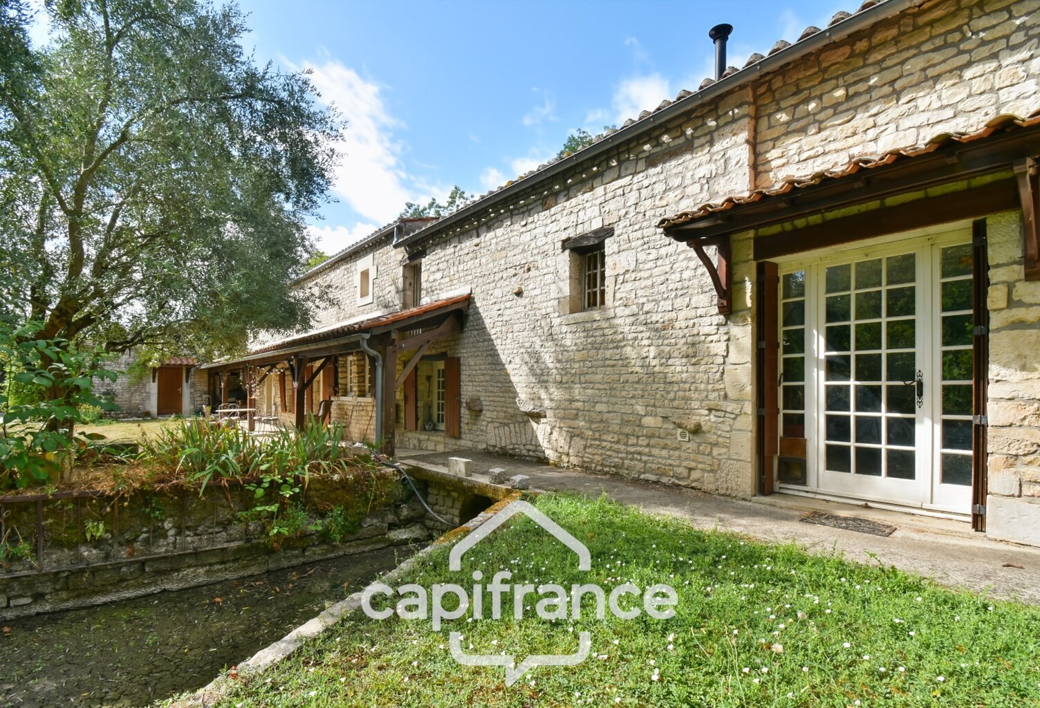 Maison de caractère à vendre 12 pièces SAINT SEVERIN SUR BOUTONNE (17) sur 4500m²de terrain arboré — photo 1